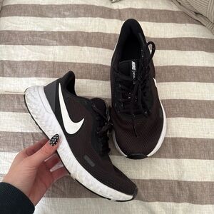 Nike Women's Black and White Athletic Shoes
